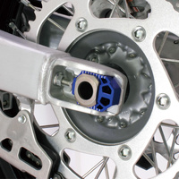 ZETA Axle Blocks Blue for Suzuki V-STROM 800DE 2023